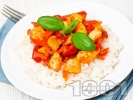 Рецепта Бяло пилешко месо на хапки с чушки и моркови върху канапе от варен бял ориз
